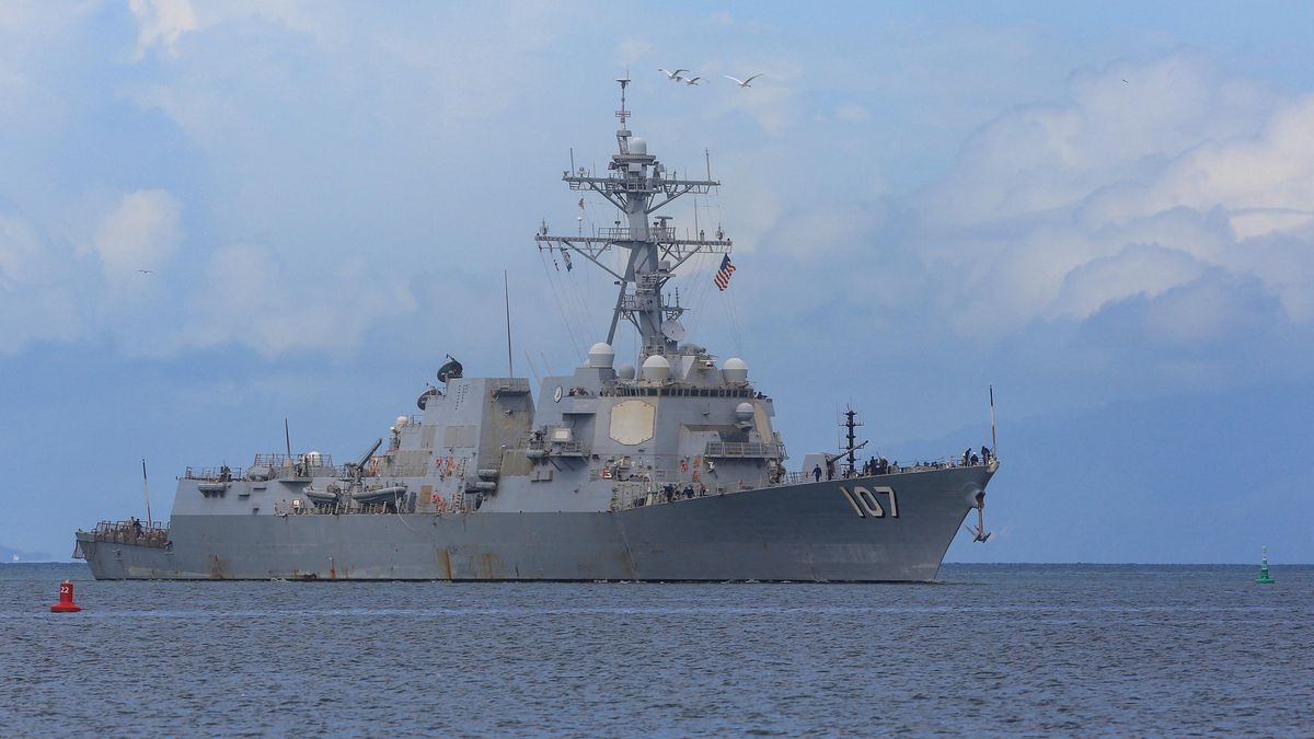 USA tlačí na Venezuelu. Americká válečná loď zakotvila v Trinidadu a Tobagu